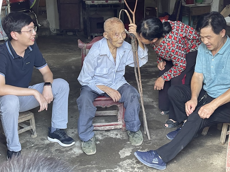 區(qū)人大代表、集團(tuán)副總馮小龍走訪潘塘福利院為老人送關(guān)懷